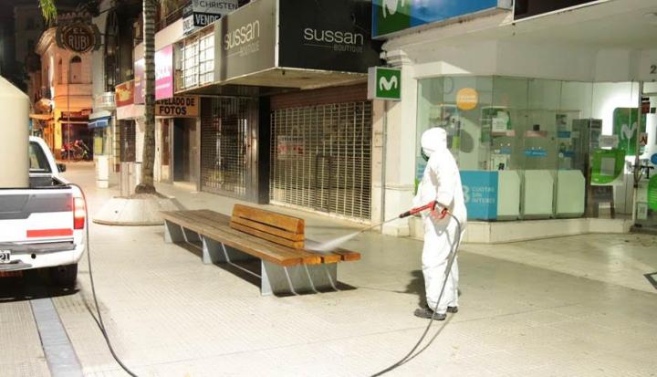 Cuadrillas municipales desinfectan zonas comerciales