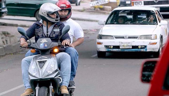 Tucumán prohibió viajar de a dos en una moto