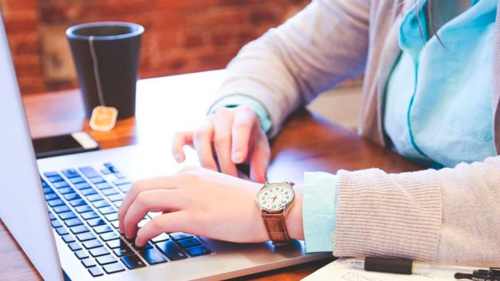 Perotti entrega 31000 notebooks a los docentes