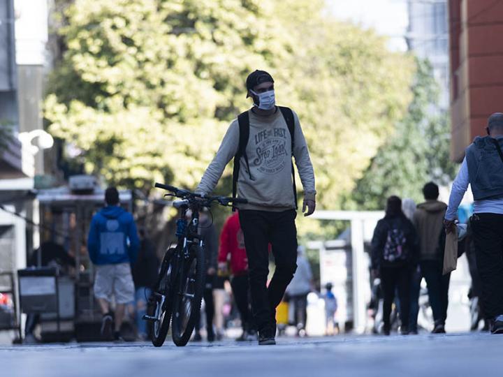 Multas de hasta $ 72.000 a quienes no usan barbijo