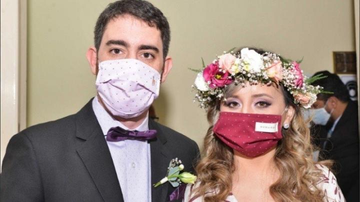 Casarse en pandemia: con barbijo y un solo invitado