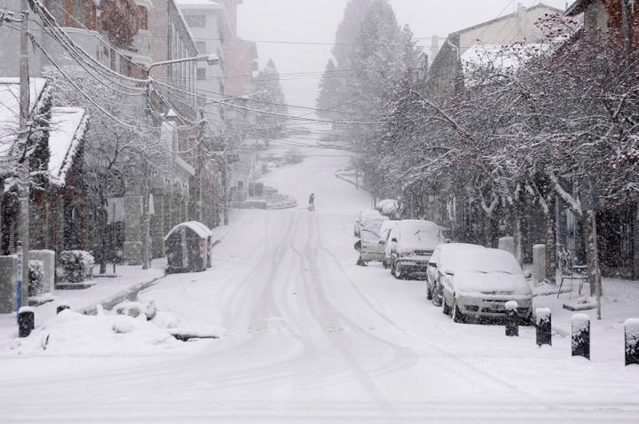 Intensa nevada en una Bariloche sin turistas