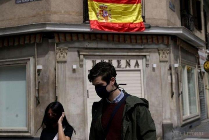 España suma brotes y confina a 300.000 personas