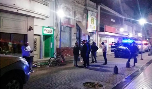 Fiesta clandestina en plena peatonal de Santa Fe