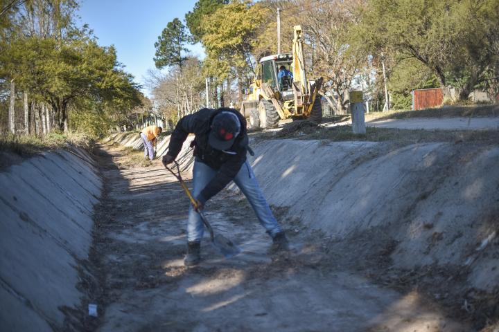 Limpian 8 km de canales a cielo abierto