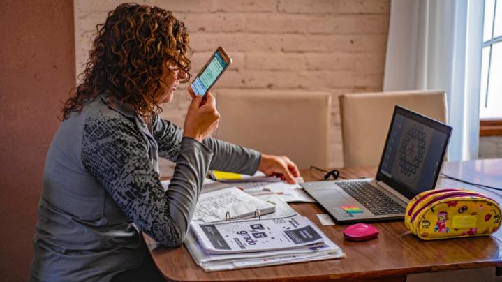 Docentes cobrarán un plus por la conectividad