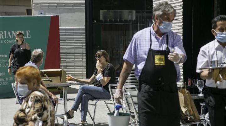 España prohíbe fumar en la calle