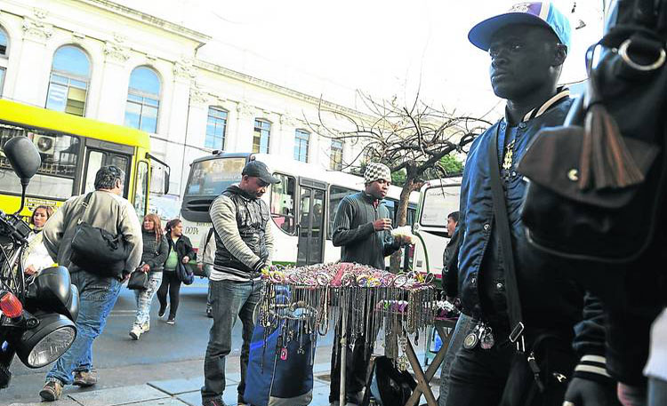 Manteros africanos invaden Rosario