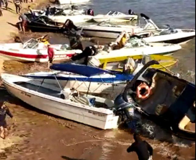 Ola gigante generó un choque en cadena de lanchas