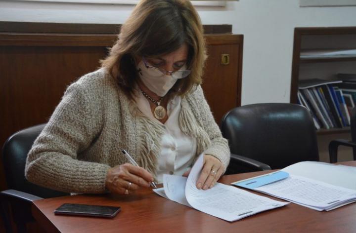 Está aislada una ministra de Perotti