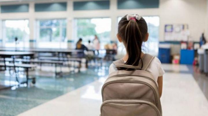 Sancionan a papás por no enviar sus hijos a clases