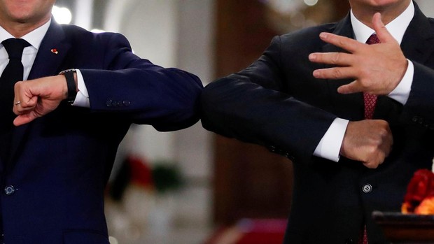 La OMS ahora pide no saludar con el codo 