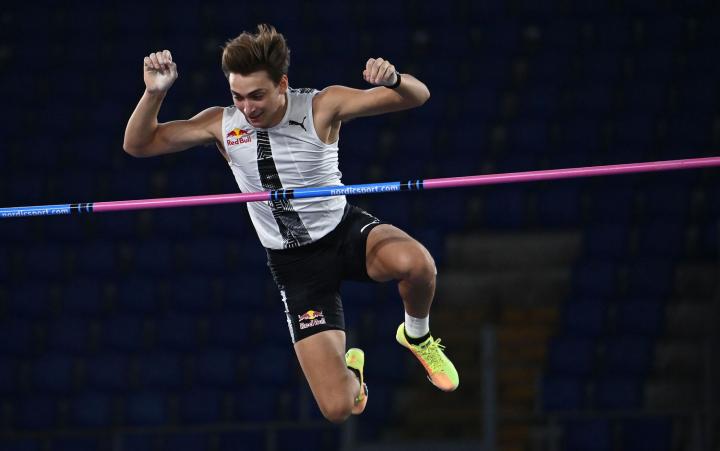 Duplantis batió el récord mundial de salto