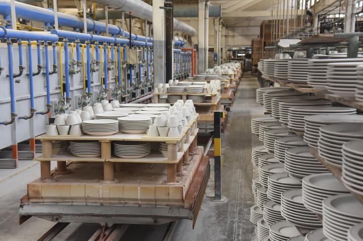 Volvió a producir la única fábrica argentina de porcelana 