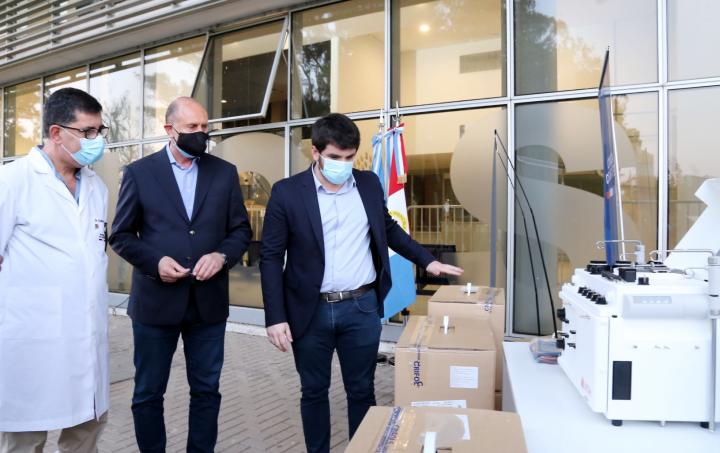 El mandatario observando la nueva máquina extractora de plasma.