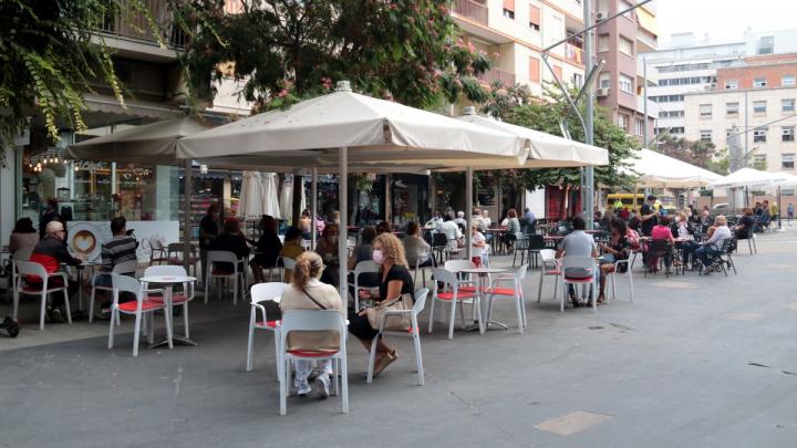 España: Cataluña cierra los bares y restaurantes