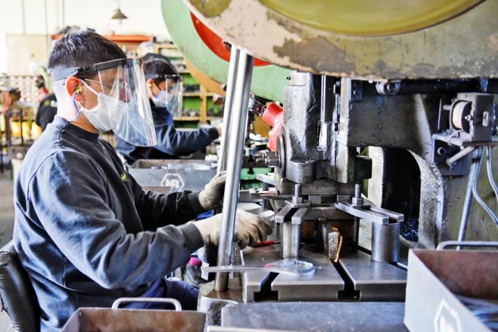 El gobierno seguirá pagando sueldos a los privados