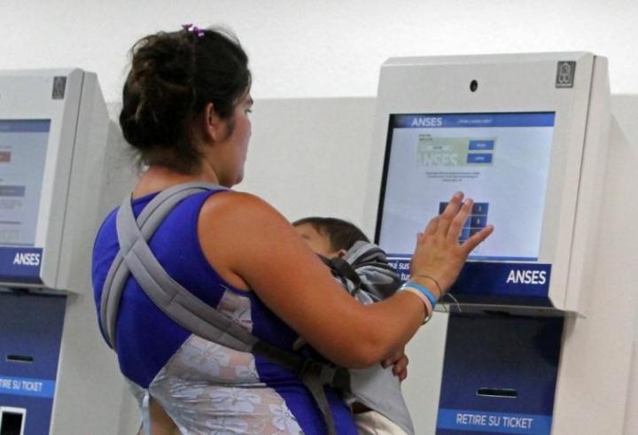 El Gobierno aumentará la AUH