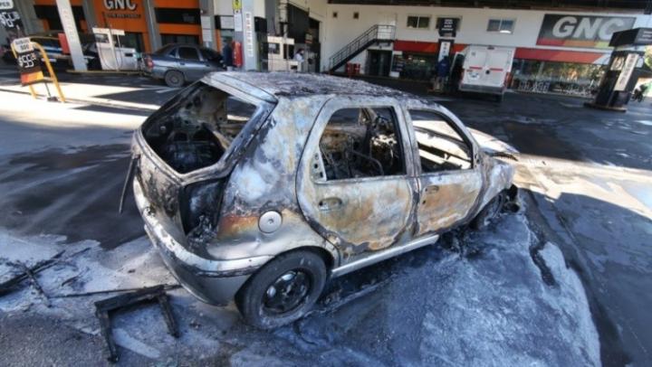 Cargó GNC y se le prendió fuego el auto