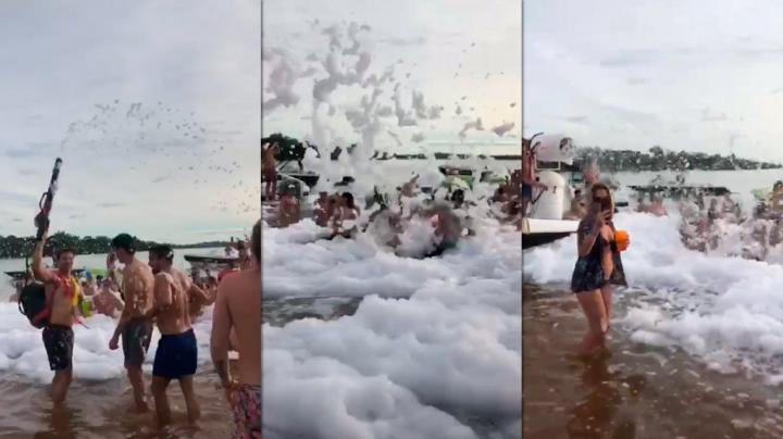 Fiesta de la espuma con 300 personas en el río