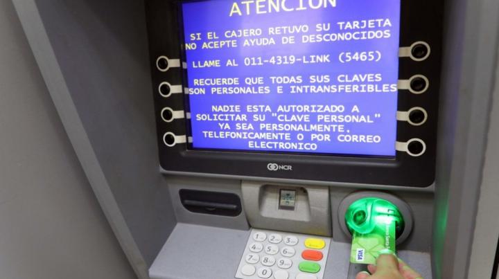 Cobran docentes y asistentes escolares