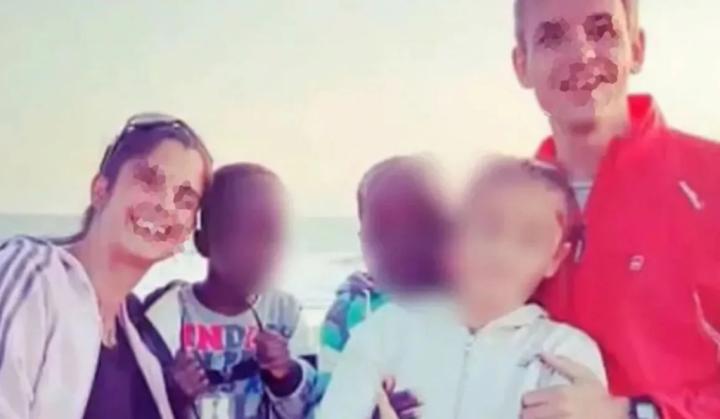 Adoptaron a 2 niños en África y los abandonaron