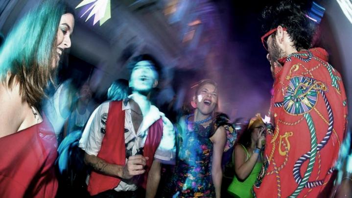 Desbaratan fiesta clandestina con más de 1200 personas