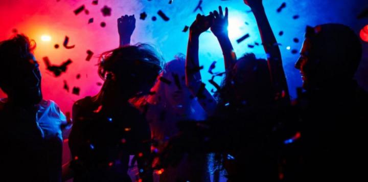 Multas de 1 millón de pesos por reuniones masivas en casas o edificios