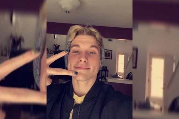 Lo suspenden por ir a clases con las uñas pintadas