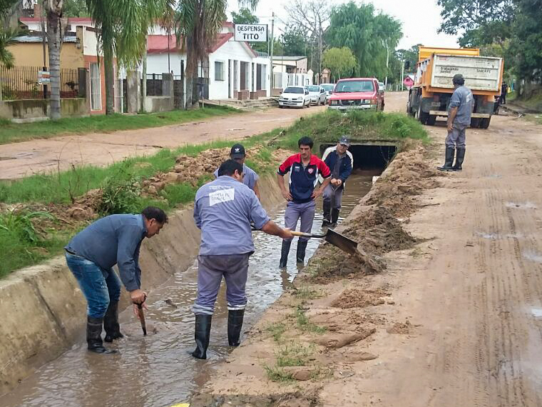 Cuadrillas municipales trabajan a destajo en barrios de Santa Fe