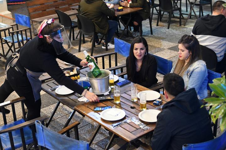 Autorizan más clientes por mesa en bares y restaurantes