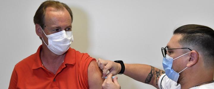 Bordet marcó el camino: se vacunó contra el coronavirus