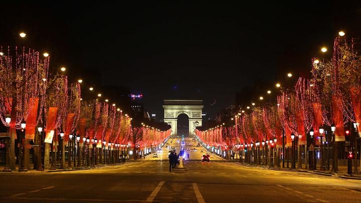 Azotado por la pandemia, el mundo recibió el 2021 con cautela y menos festejos