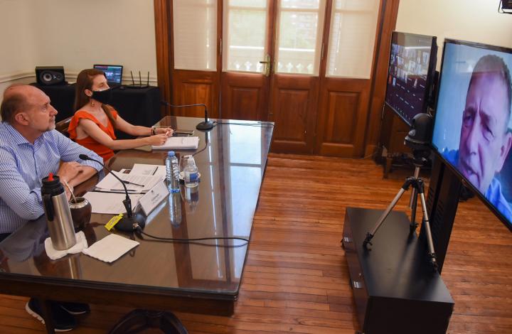 Perotti entregó fondos para construir 40 viviendas