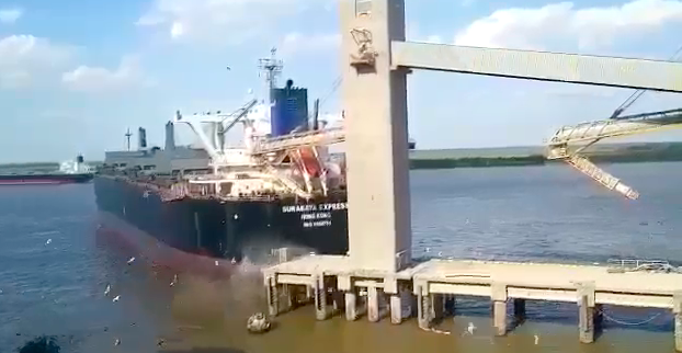 Buque asiático se llevó puesto un muelle del puerto de San Lorenzo