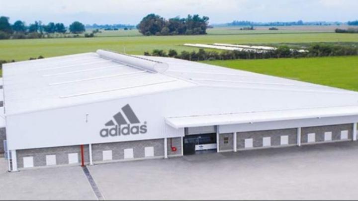  Reabren fábrica de zapatillas Adidas