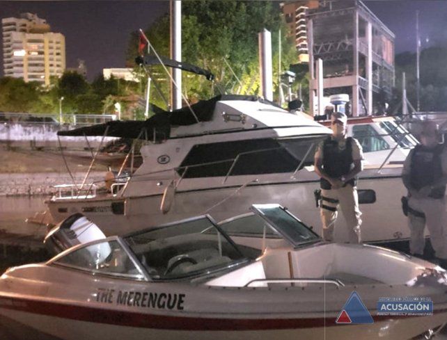 Fiesta clandestina en el río a bordo de un yate