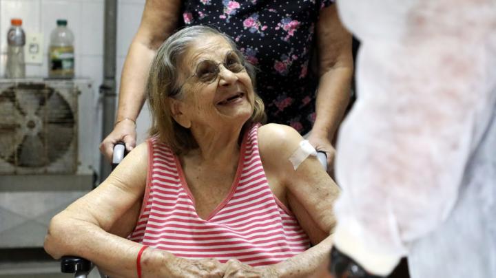 Santa Fe inició la vacunación en 431 geriátricos