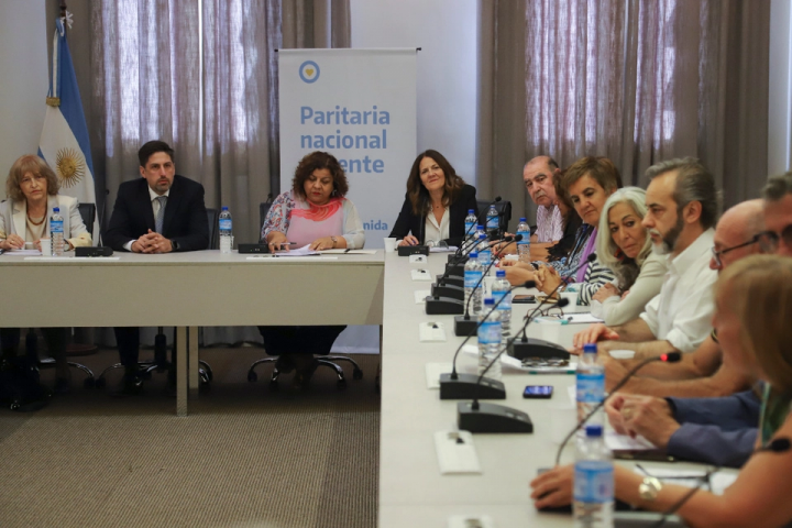 Docentes acuerdan 32 % de aumento salarial