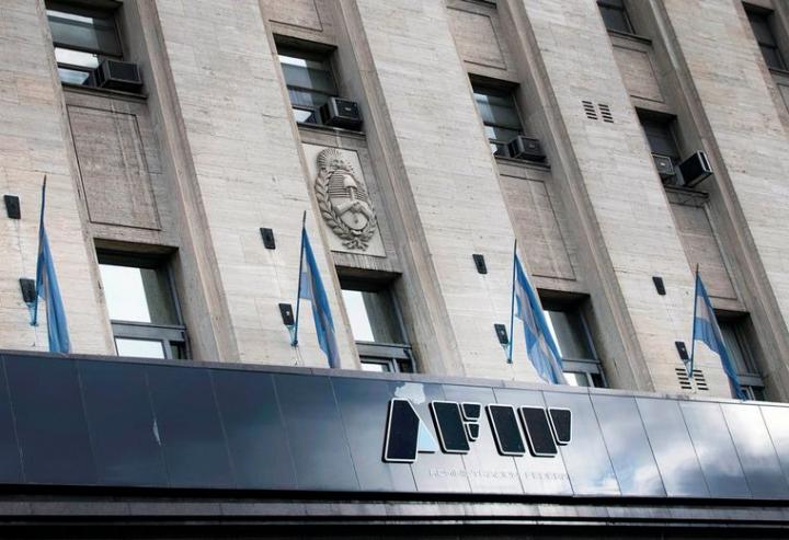 Famosos y empresarios intentan evadir Impuesto a la Riqueza