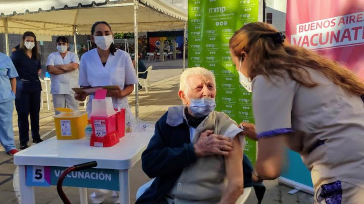 Comenzó este lunes la vacunación a mayores de 90 años