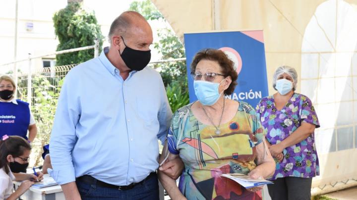  Vacunaron a la mamá de Omar Perotti