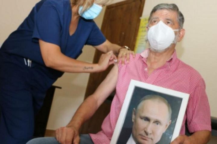 Un intendente se vacunó con una foto de Putin
