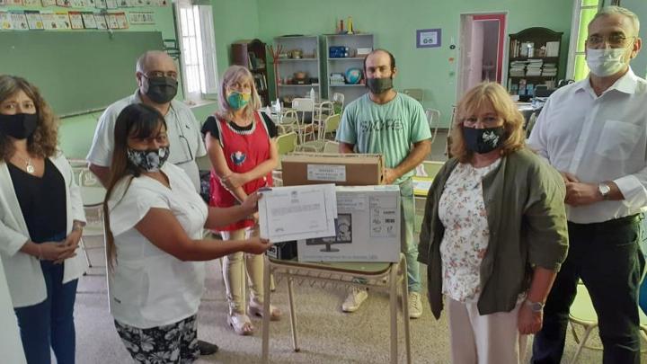 La Provincia entregó más aportes a escuelas de Santa Fe