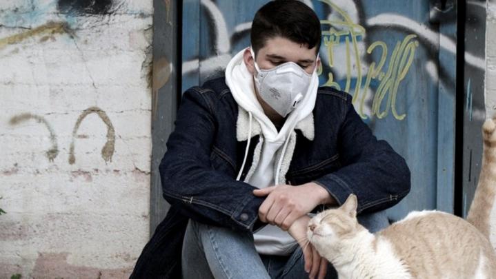 España obliga a usar el barbijo en la vía pública