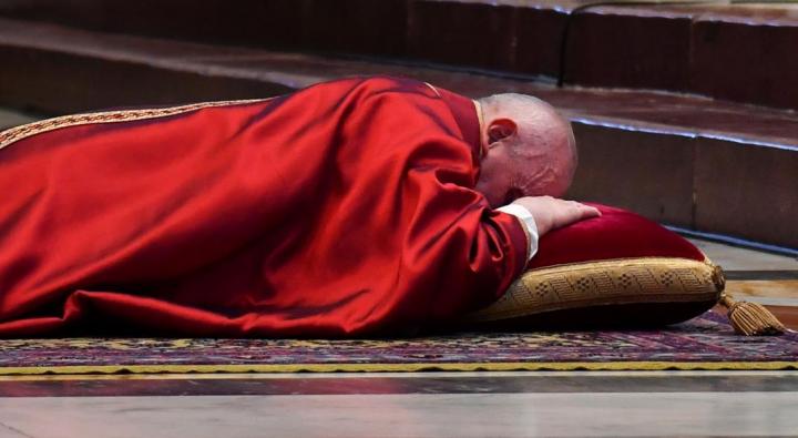 El Papa se postró en el suelo de la basílica de San Pedro