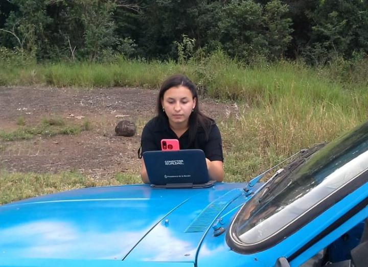 Una joven rindió a la vera de la ruta y se recibió