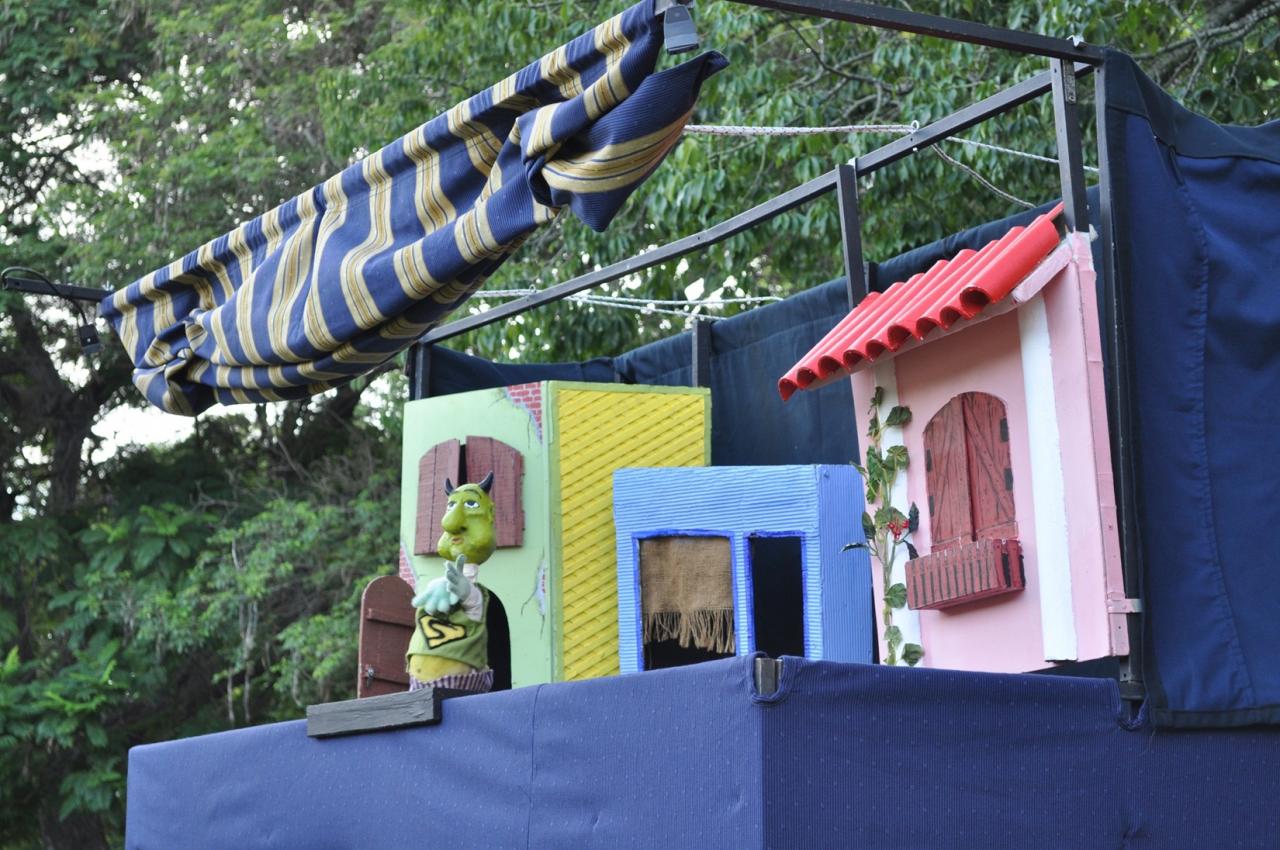 Diablillos sueltos en la explanada del Teatro Municipal