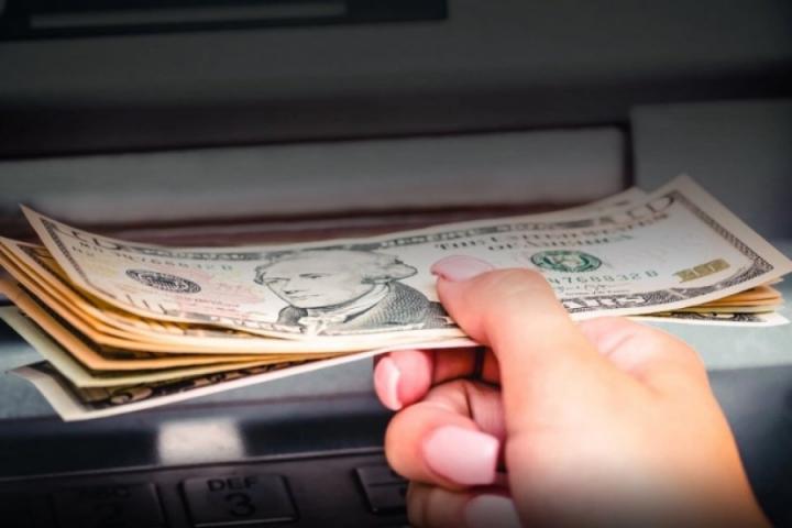 Le depositaron USD 1,2 millones y se negó a devolverlos