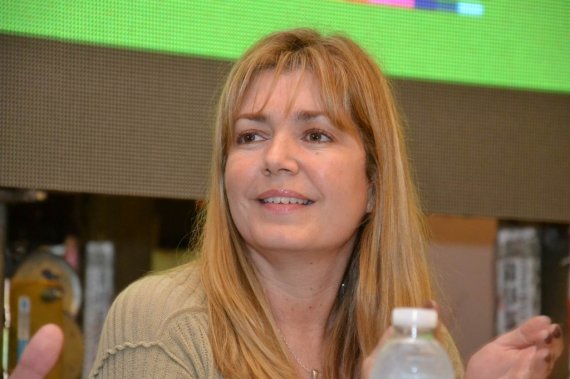 Diputada se queda con la mitad del sueldo de sus asesores